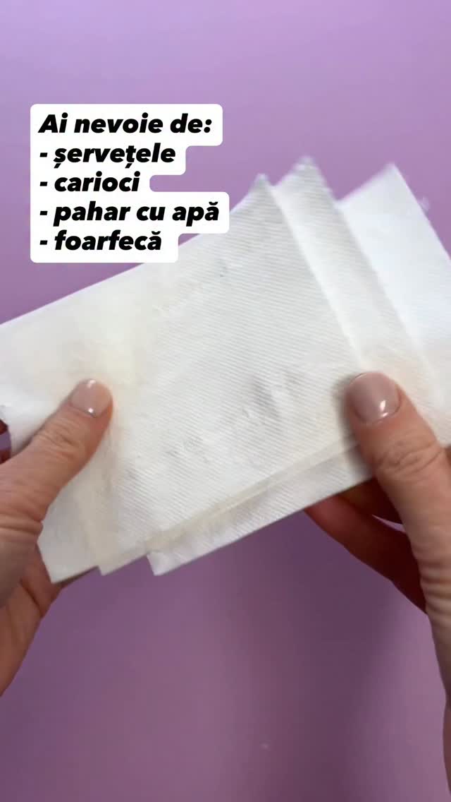Cu doar câteva materiale pe care sigur le ai prin casă, copilul poate crea o floare delicată și colorată. Îndoim șervețelele, le prindem la mijloc, apoi le colorăm ușor cu carioci după care le punem în apă. Culorile se întind magic, iar floarea prinde viață sub ochii copilului.
Este o activitate relaxantă, perfectă pentru dezvoltarea motricității fine, a răbdării și a creativității. În plus, este un moment minunat de conectare: povestiți despre flori, culori și natură, în timp ce mâinile lucrează și imaginația zboară .
#gradinitaonline #activitaticopii #activitatipentrucopii #kidsactivities #activitiesforkids