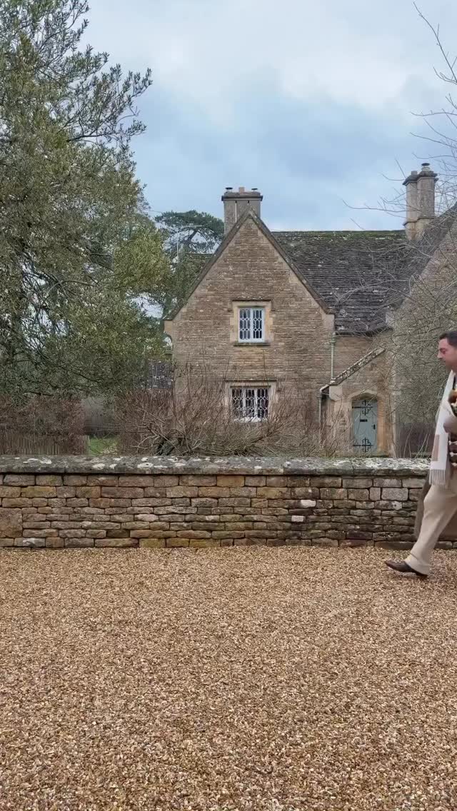 @stevecordony , styling partner of Sotheby’s International Realty has come to visit @daylesfordstays here in the Cotswolds to sprinkle his magic in their beautiful cottages. Here’s a repost of his gorgeous reel.
I couldn’t think of a better way to end this trip than with a cosy weekend in the Cotswolds, tablescaping by the fire @daylesfordstays. It’s one of my favourite places in the world, and it feels like living in The Holiday movie. I went to the farm shop - found parrot tulips, white bells and mushrooms - a decided to style the table for our dinner. Fire on, spaghetti meatballs on the Aga and the holiday soundtrack - a Nancy Myers / Steve a Cordony dream. X
