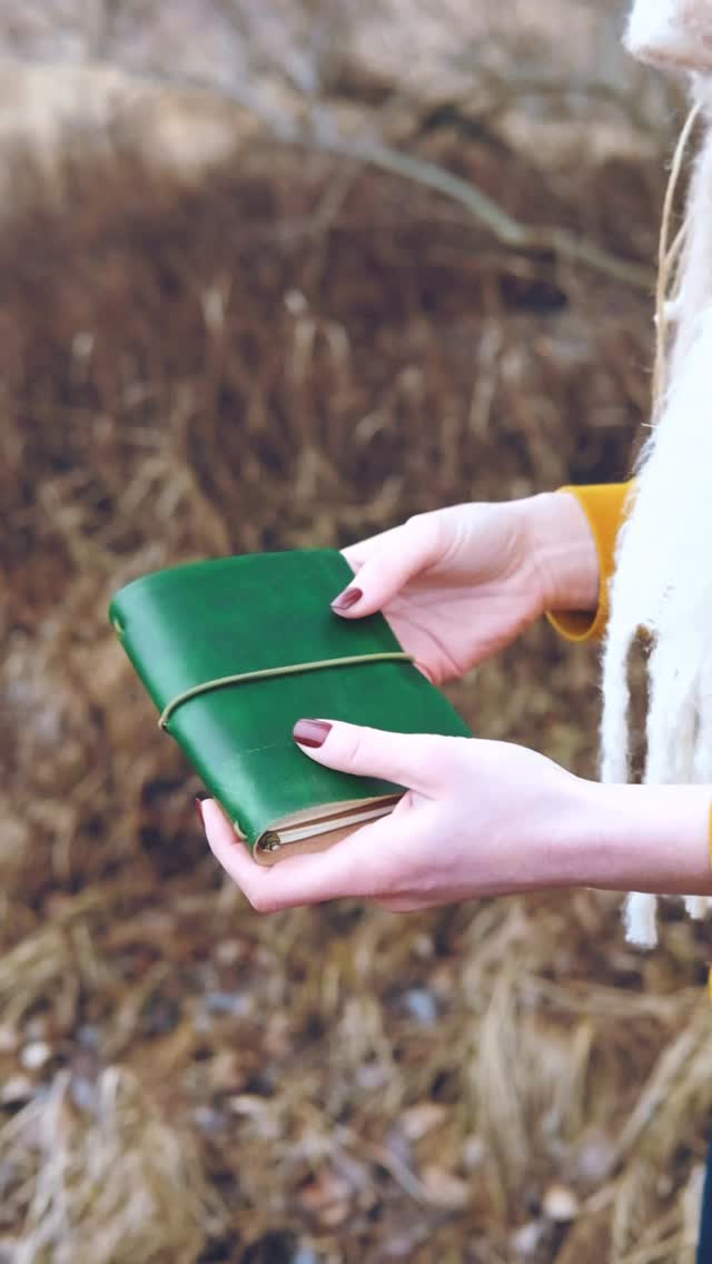 Tak krásne tá lesná zelená vynikne v rukách ochotnej kamarátky ktorá sa podiela na tvorbe produktových fotografií 🙂🌲💚
#lesnazelena #kozenyzapisnik #vyrobenésláskou