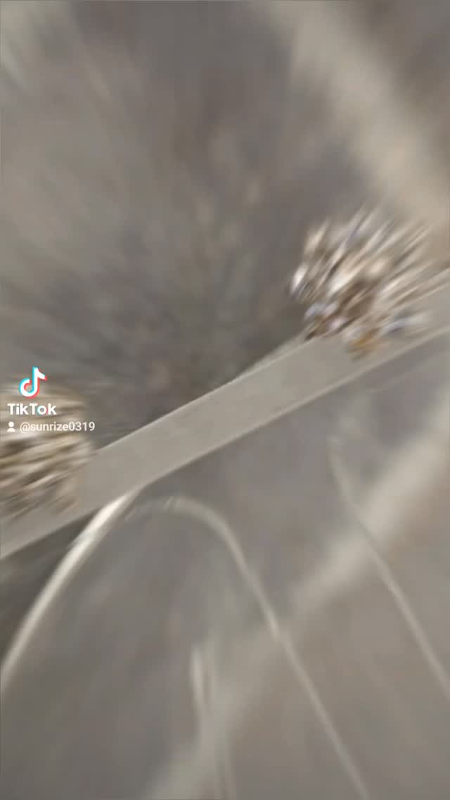 新商品入荷致しました!!
・pt900 1ctダイヤモンドピアス
・pt850 クロストップネックレス
・K18 ウノアエレ イルカトップ
・K18 0.16ct覆輪ダイヤネックレス
・K18 Tiffany Tスマイル YG スモール
店頭業務がしばらく忙しくなかなか動画更新できず…
今年もよろしくお願い致します😊
華やかな商品が仲間入りです!!
貴金属価格の乱高下で、ブランドジュエリーも値上げラッシュ
二次流通ならお得に狙ってたジュエリーが安く買えます✨
#買取
#販売
#サンライズ
#荻窪
#二次流通
リユース
リフレッシュジュエリー
K18