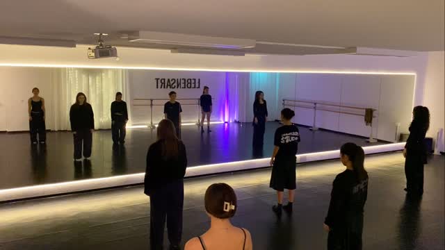 @tananla never misses with her choreos🤍
.
Contemporary jeden Donnerstag um 20:30-21:30 Uhr
Gerlingerstraße 18
.
.
#dance #explore #stuttgart #contemporary
