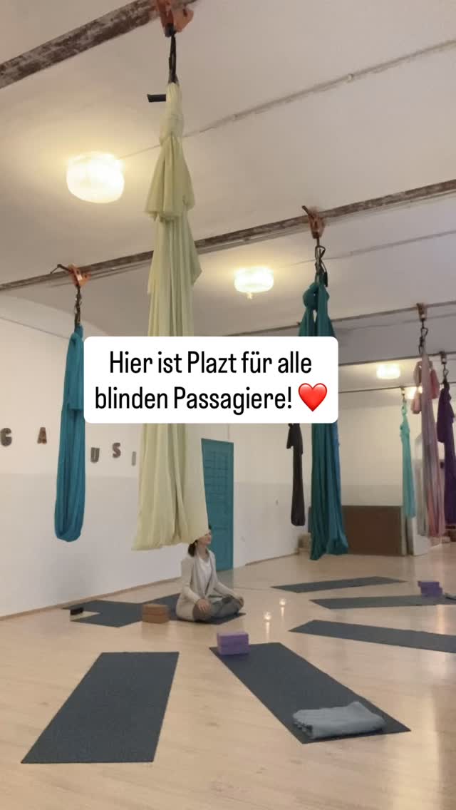 ❌Du musst NICHT perfekt sein im Yoga Unterricht und genau dasselbe auch gilt für unsere Yoga Ausbildung!
Du bist hier genauso willkommen, wie du bist! Du musst keinem vermeintlichen Ideal entsprechen!
Dehnung? Fitness? … Sowas macht keine gute Yoga Lehrerin aus!
Die Magie beginnt ganz woanders!
Bring sie alle mit deine blinden Passagiere, alle deine mehr oder weniger sonderbaren Eigenheiten oder Altlasten!
Du bist bereit!
Der beste Zeitpunkt ist jetzt!
Kommentiere: Ausbildung
Und ich schick dir das Startpaket um 0€
