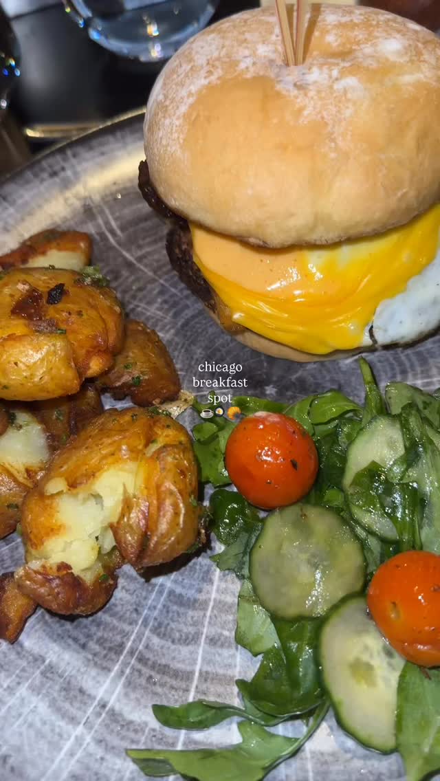 Brunch done right at @brasstackchicago: from the vanilla latte to the buttery pastries, and that legendary breakfast sandwich with bacon + sriracha aioli 😍
#chicago #chicagofood #chicagorestaurants #chicagofoodie #chicagobreakfast