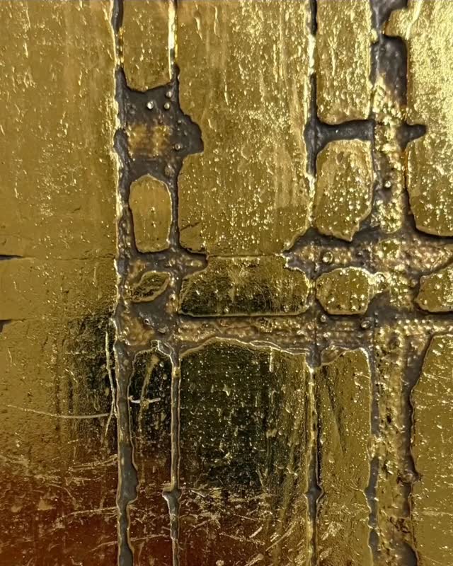 Reimagine interiors with SuperStrata’s gilding and églomisé finishes. Drawing on decades of craftsmanship, our artisans produce striking, bespoke features—from ceilings and room dividers to fireplace surrounds and tabletops—using metals such as gold and silver leaf.
Link in bio to see more of these techniques.
@asrstudiosinc Lisa Stimpson @kellybehunstudio @thomasloof @michaelreynoldsnyc @gildingbyleahbeth @katch.interiors @parisforino @nycdecorativearts @evanjosephphoto