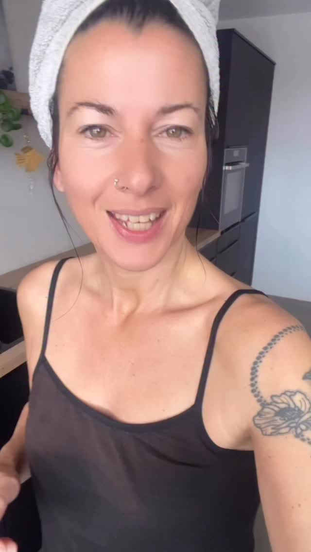 FrohLOCKEN :-)
Haar Gel selber machen,
natürliche Pflege und schöne Locken!
Hauptdarsteller sind die Leinsamen!
Sie enthalten Schleimstoffe und viele Vitamine und Mineralstoffe. Nicht nur sehr gesund in Müsli‘s sondern auch ganz toll in der Naturkosmetik!
Aus ganzen Leinsamen könnt ihr sehr leicht ein tolles Pflegegel machen.
Du kannst damit leichte Naturwelle verstärken indem du das Gel in das feuchte Haar einknetest und Luft trocknen lässt oder föhnst.
So geht’s:
Ca 1 EL ganze Leinsamen auf 250 ml Wasser, ca 5-10 min kochen bis es schön „schleimig“ wird😁 Samen durch ein Sieb oder Tuch pressen- fertig! Das Gel dann in die feuchten Haare einkneten! Perfekt bei Locken aber auch bei glatten Haaren eine tolle Pflege!
Ca. 3 Tage im Kühlschrank haltbar oder auch zum portionieren einfach in Eiswürfelformen einfrieren!
Hast du Locken oder eher gerade Haare?
Viel Freude beim probieren!
Du wirst es lieben 🤍
Deine Meli mint
#naturkosmetik #selbermachen #hair #haare #locken