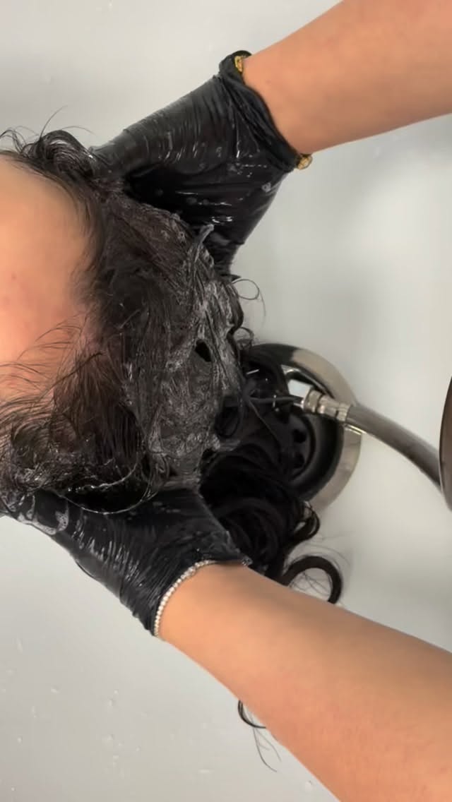 ✨ HAIR BOTOX💉– REPAIR, GLOSS & SOFTNESS
Haar, das sich gesund anfühlt, aussieht und bewegt.
Haar Botox füllt die Haarstruktur von innen auf, reduziert Frizz, schenkt intensive Feuchtigkeit und einen seidigen Glanz – ganz ohne die Haarfaser zu beschweren.
Für weiches, geschmeidiges und sichtbar repariertes Haar. 🤍
Dein Glow beginnt hier.
#furkansatelier #überseestadt #weserpark #friseurbremen #haarbotox