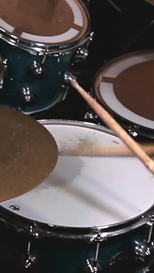 “World Peace” @realcromags 🌎✌️🚫
Este sería el último video de esta saga temas de Cro-Mags 📖
La verdad que ante el clima geopolítico que enfrentamos, esta canción es tan relevante hoy que como cuando fue escrita hace más de 40 años.
#baterista #drummerworld #drumstagram #drummerlife #zildjianfamily #drum #drumlife #punkdrummer #nyhc #hardcorepunk #cromags #newyorkhardcore #drumfills #drumsolo #drumcover