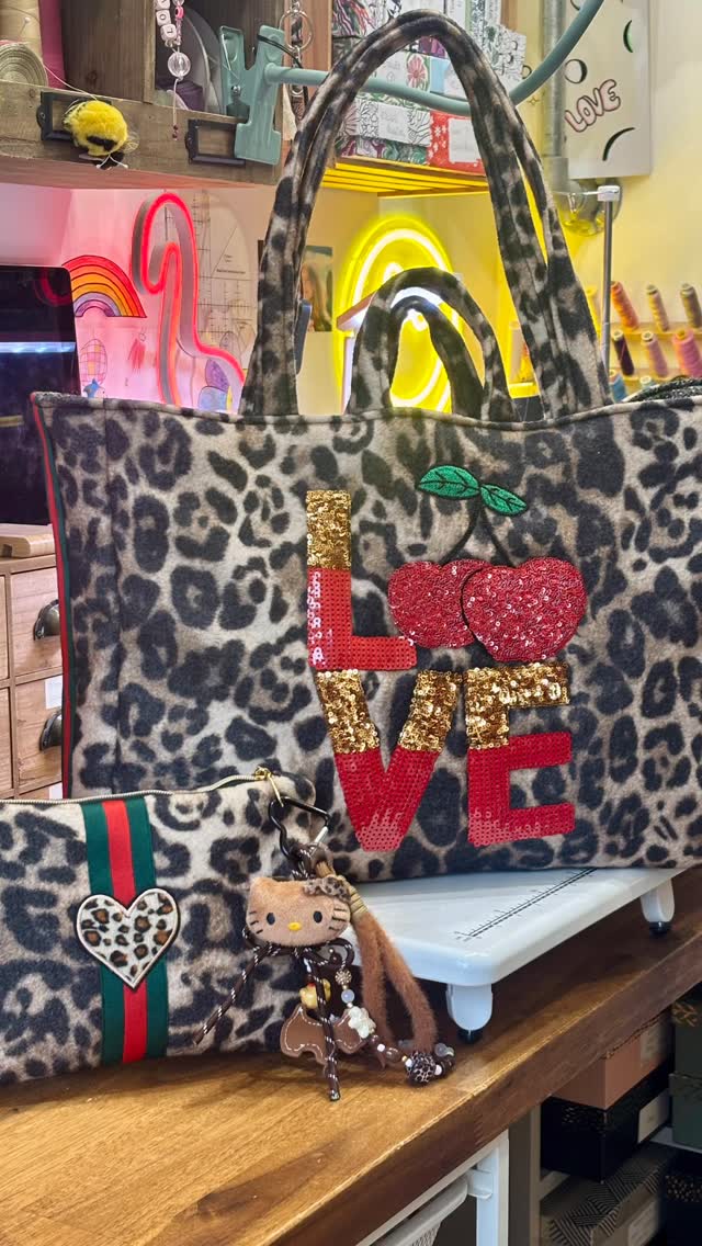 Done!✅
Création réalisée avec la cliente, choix des tissus, patchs….
#pieceunique #madeinfrance #leopard #love #artisanatfrancais