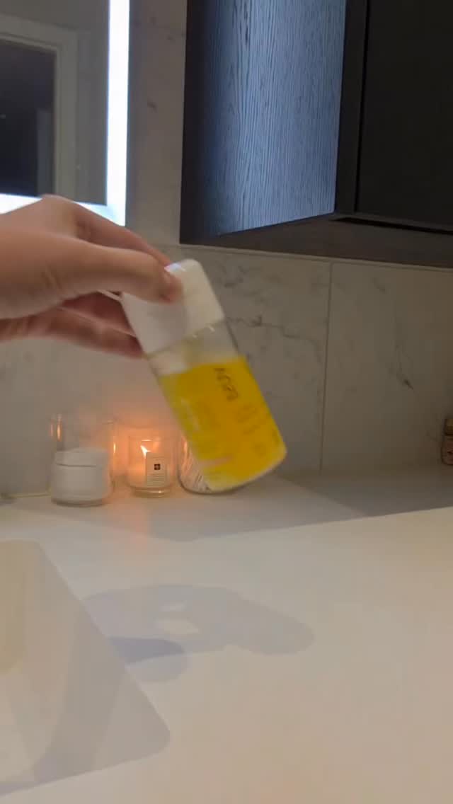 Hommikune näohooldusrutiin talveks:
✨C-vitamiiniga näovesi annab nahale värskuse.
✨CICA kaitsekreem kaitseb nahka päeva jooksul.
✨Silmakreem aitab vähendada tumedaid silmaaluseid.
Meie CICA kaitsekreem ei ole liiga rasvane ja sobib hästi ka meigi alla. 🤍