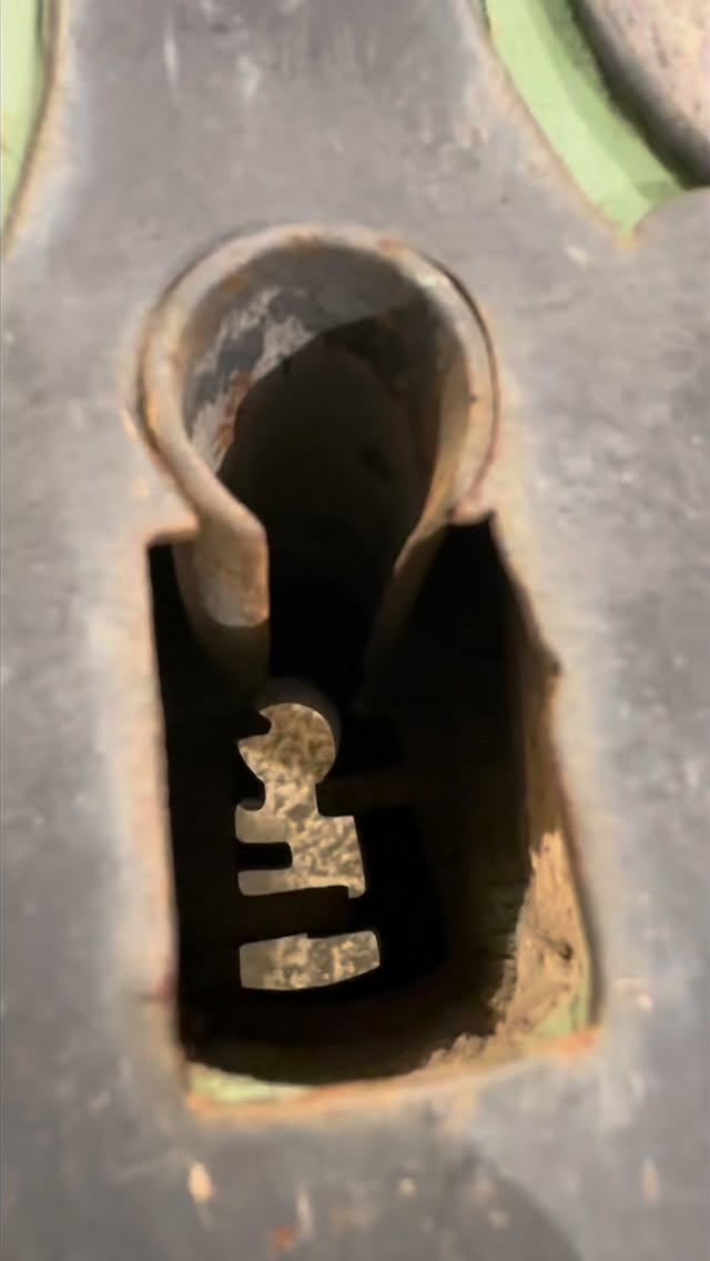 🪵 Cette porte était condamnée… regardez-la maintenant.
Ancien pin, bois tendre, peinture fatiguée, couches d’histoire…
➡️ Aérogommage complet
➡️ Bois remis à nu
➡️ Veines révélées
➡️ Texture naturelle retrouvée
Aucune triche. Juste du savoir-faire et de la patience.
Le genre de transformation qui rappelle pourquoi j’adore restaurer l’ancien ✨
Si tu aimes les avant/après satisfaisants, les rénovations vraies, et les projets qui redonnent vie au patrimoine — abonne-toi.
Beaucoup d’autres pièces arrivent 👀 #aerogommage #bois #fyp #renovation