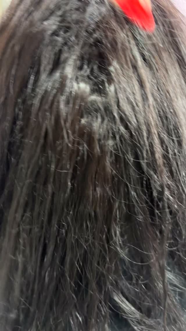 Ela desistiu da transição, e fizemos uma escova progressiva mas equilíbrio do pH do cabelo, resultado cabelo com brilho espelhado 🩷
#progressiva #brilhoqueencanta #brilhoespelhado #cabeloslongos #bronze