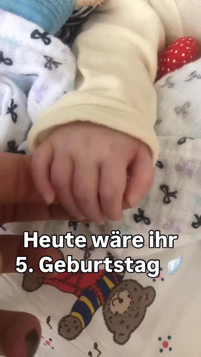 Heute wäre ihr 5. Geburtstag. Heute ist ein guter Tag, voller Glück, denn der 03.02.2021 war nicht nur die Geburt meiner Tochter, sondern auch mein zweiter Geburtstag. 🙏🏼🤍
Ich hätte den 3.2.26 nicht erlebt. Ohne den Einsatz meines Mannes, ohne die schnelle Entscheidung der Ärzte, denn ohne eine Not-OP wäre ich verblutet.
Ich habe 7 Monate später ein Kind verloren.
Und heute vor 5 Jahren fast mich selbst.
Über beides spricht man kaum und habe ich hier noch nie - bisher. Aber es ist Zeit. Zeit es mit euch zu teilen. Denn es gibt so viele ähnliche Geschichten zu meiner, die nie gesehen und gehört werde.
Egal, ob du dein Kind verlierst oder selbst in einer lebensbedrohlichen Situation warst, es bleibt oft still.
Zu still für das, was es mit uns macht.
Doch der Körper erinnert sich. Besonders unsere Mitte.
Eine Rektusdiastase ist nicht nur ein körperliche Lücke im Bauch, die einfach da ist und wegtrainiert werden kann.
Sie ist häufig Ausdruck von etwas Tieferem:
von Schock, von Überlebensmodus, von Funktionieren, denn das wird von uns Mamas ja erwartet, von einem Nervensystem, das nie ganz zur Ruhe kommen durfte.
Trauma speichert sich nicht nur im Kopf. Es kann sich im Gewebe zeigen, in Spannung, Instabilität und in dem Gefühl,
nicht mehr ganz bei sich zu sein. Es wird bloß in unserem Alltag und dem ständigen Funktionieren, oft für andere, weggedrückt, nicht wahrgenommen und somit unterdrückt.
Heilung bedeutet deshalb mehr als Training oder Rückbildung.
Sie beginnt dort, wo wir anerkennen, was war und unserem Körper erlauben, sich wieder sicher zu fühlen. Dann entsteht echte Heilung ❤️🩹.
Ich sehe dich.
Ich fühle dich.
Deine Geschichte zählt.
🤍 für alle Geschichten,
die viel zu lange nicht erzählt wurden.