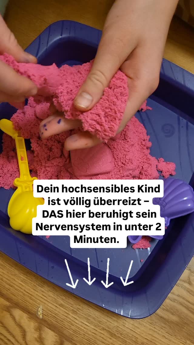 Hochsensible Kinder sind schneller überreizt als andere und kommen schneller an ihre Grenzen. Nach einem langen Tag in der Schule oder unterwegs brauchen sie länger, um runterzufahren. Ihr Nervensystem ist von der ständigen Aufnahme von Reizen manchmal so angeschlagen, dass es nicht viel braucht und ein Meltdown ist vorprogrammiert.
Um dem vorzubeugen, gibt es einige wundervolle Tools, die ihnen helfen, Reize zu verarbeiten und ihre Nerven zu beruhigen. Eines davon ist Kinetic Sand. Es ist bei uns zu Hause eine Wunderwaffe zur Beruhigung, vor allem abends, wenn alle müde sind. Seine spezielle Konsistenz fasziniert nicht nur Kinder😊.
Kinetic Sand hilft hochsensiblen Kids:
🌈Sich zu beruhigen und entspannen
🌈Reize zu verarbeiten
🌈Sich zu konzentrieren (z.B. für Hausaufgaben)
🌈Kreativität auszuleben
🌈Bildliche Vorstellungskraft zu fördern
🌈Sensorik und taktile Wahrnehmung zu fördern
🌈Sich selbst zu wieder zu spüren
🌈Sich zu erden
Kennst du diesen Zaubersand? Wie nutzt du ihn? Ich bin gespannt: Schreibe es in die Kommentare.
Verpasse nicht meine Workshops für Eltern von hochsensiblen Kindern/ für hochsensible Kinder. Infos dazu gibt es auf meiner Website: www.feingesinnt.ch (im Linktree in der Bio). Für eine Begleitung oder ein kostenloses Beratungsgespräch kontaktiere mich gerne per DM.
Dies ist weder bezahlte noch unbezahlte Werbung für ein Produkt.
Herzlich, Jacky 🦋
#hochsensibilität #hochsensibel #hochsensiblekinder #sensibel #neurodivergent
COACHING
BERATUNG
HOCHSENSIBILITÄT
EMOTIONSREGULATION
STRESSREGULATION
ABGRENZUNG
POTENTIAL
SELBSTVERTRAUEN
MINDSET