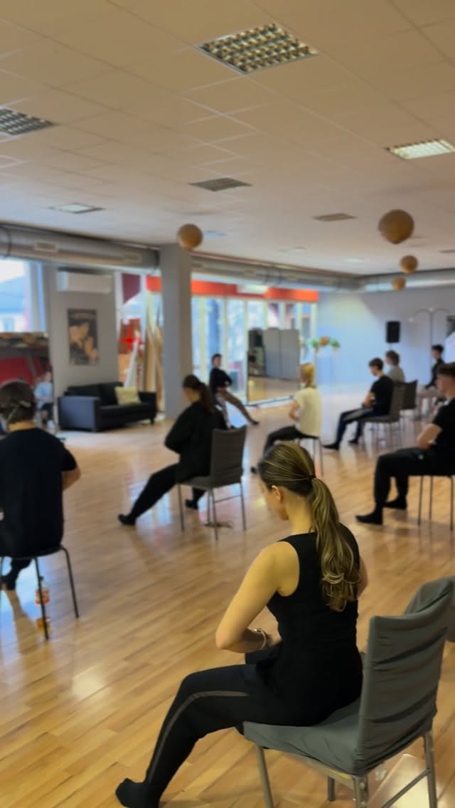 ❄️ Winter camp Kistelek 2026. 🇭🇺❄️
Najbolji početak nove natjecateljske sezone tradicionalno obilježavamo plesnim pripremama sa vrhunskim plesnim učiteljima (Fabio Selmi • Victor Nikovsky • Fabio Bellucci • Viktor Szabó • Andrej Skufca & Melinda Skufca Törökgyörgy). Ova četiri dana teško je sažeti u nekoliko riječi pa bolje pogledajte kako nam je bilo! 😍💦