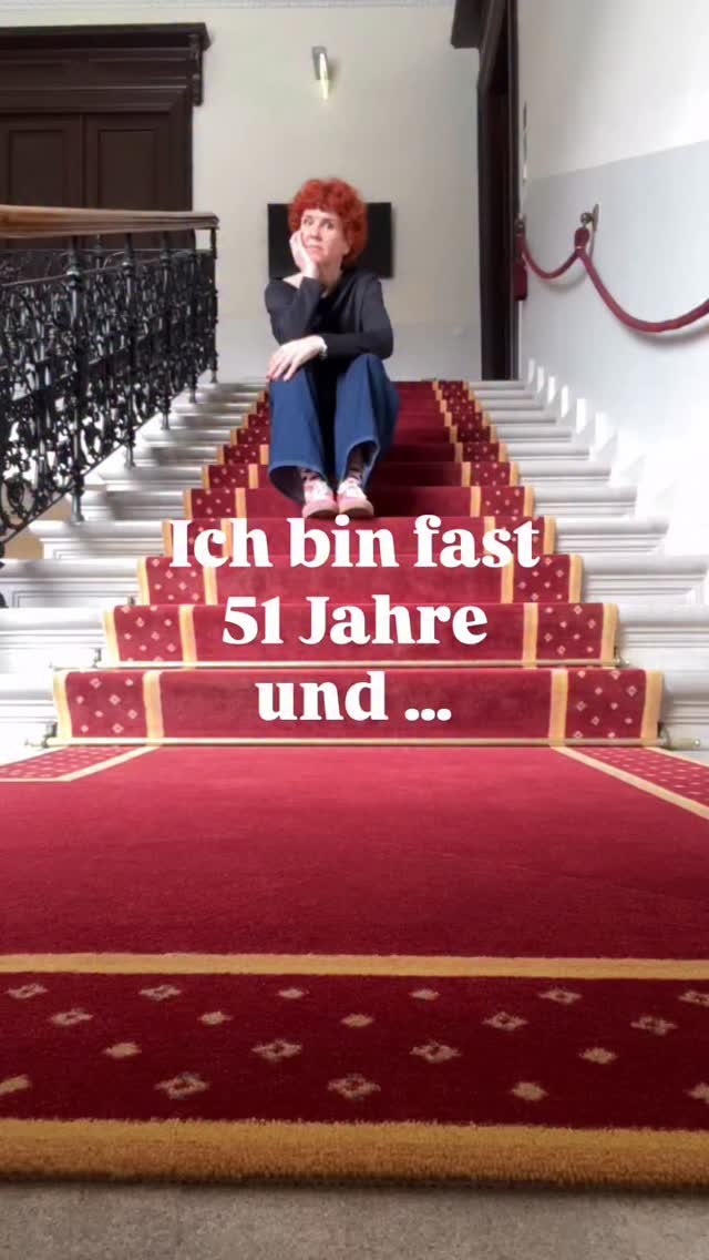 🥳 Fast 51.
Und ja — ich rolle mir den roten Teppich selbst aus.
Nicht, weil ich mich so wichtig nehme.
Sondern weil ich endlich verstanden habe:
Wenn ich mich nicht priorisiere, tut es niemand.
Perimenopause. Menopause.
Diese Zeit ist kein „Augen zu und durch“.
Sie ist eher ein großes, leuchtendes „Jetzt erst recht!“🫶
🧡 Jetzt dürfen wir uns ernst nehmen.
🩷 Jetzt dürfen wir Pausen machen, wenn wir sie brauchen.
🧡 Jetzt dürfen wir unsere Bedürfnisse nicht mehr runterregeln wie einen alten Radioknopf.
Und vor allem:
🫶Jetzt ist der Moment, uns selbst die beste und liebste Freundin zu sein.
Die, die sagt: „Komm, ich pass auf dich auf.“
Roter Teppich heißt nicht Drama.
Roter Teppich heißt:
Ich bin mir wichtig. Punkt.
Und jetzt ehrlich:
👉Wofür rollst du dir gerade deinen roten Teppich aus?
#glitzernstattschwitzen #menomio #wechseljahre #perimenopause #wowstattwäh