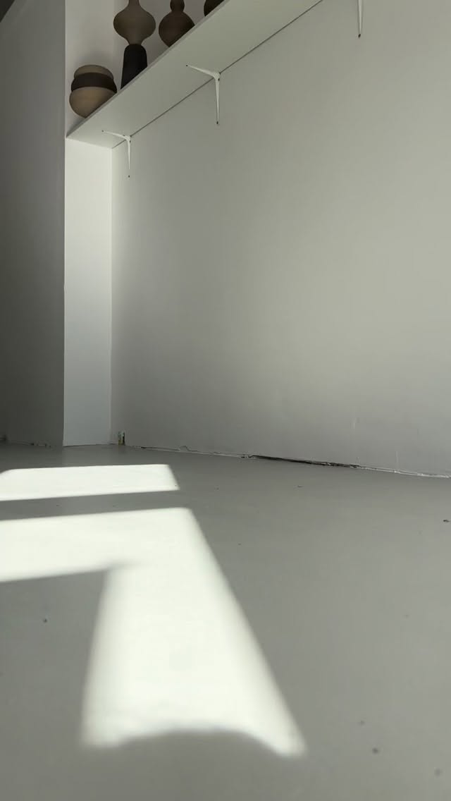 S T I L L E • M O M E N T E
Wenn das Licht den Raum berührt – und Formen entstehen.
Licht. Raum. Form.
CL·AY – ein Ort für bewusste Kreation und eine Oase der Ruhe.
Willkommen im Keramikstudio für innere Zentrierung.
Töpfern. Achtsamkeit. Ankommen.
Workshops · Drehscheiben-Vermietung · Shop
Ein Raum für Ruhe, Balance und Design – mitten in Hamburg Ottensen, verborgen im ruhigen Innenhof eines alten Ziegelgebäudes.
Workshops & mehr: cl-ay.de
·
S I L E N C E • M O M E N T S
When the light touches the room – and shapes begin to emerge.
Light. Space. Form.
CL·AY – a place for intentional creation and a sanctuary of calm.
Welcome to the ceramics studio for mindful grounding.
Pottery. Mindfulness. Arriving.
Workshops · Wheel Rentals · Shop
A space for calm, balance, and design – in the heart of Hamburg Ottensen, tucked away in the quiet courtyard of an old brick building.
Workshops & more: cl-ay.de
#design
#achtsamkeit
#oase