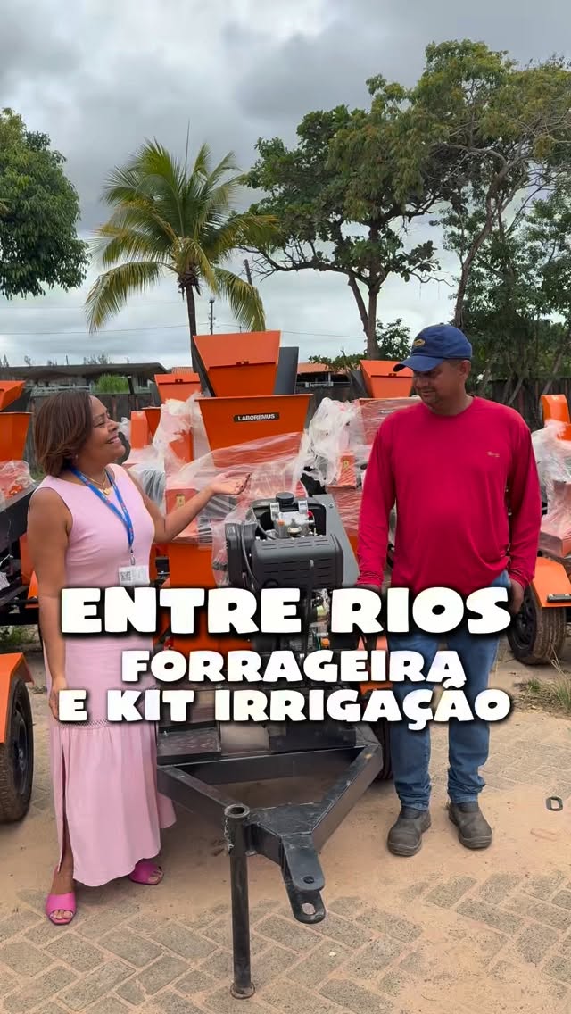 Hoje foi dia de mais uma entrega importante para Entre Rios 🌱💧
André, presidente da Associação Rio Preto, de Entre Rios, recebeu hoje do Governo do Estado uma forrageira e um kit de irrigação.
Esses equipamentos chegam pra fortalecer a agricultura familiar e fazer a diferença de verdade na vida do povo do campo. O kit de irrigação garante produção mesmo no verão, quando a água falta e a terra sofre. A forrageira vai permitir o aproveitamento do milho e da maniva para a silagem, evitando perdas e garantindo alimento para os animais.
Como André bem disse, é um apoio que vai beneficiar todas as famílias da comunidade de Rio Preto, fortalecendo a produção, gerando mais segurança e incentivando quem vive do trabalho na terra.
É assim que a gente acredita na política: com parceria, escuta e ação concreta. Governo presente, associações fortalecidas e a gente trabalhado sempre para impulsionar quem produz alimento e cuida da nossa gente.
Seguimos firmes, porque cuidar do povo do campo é cuidar da Bahia ✊🏾🌾
#AgriculturaFamiliar #EntreRios #GovernoDaBahia #ÉTrabalhoQueChegaNaBase