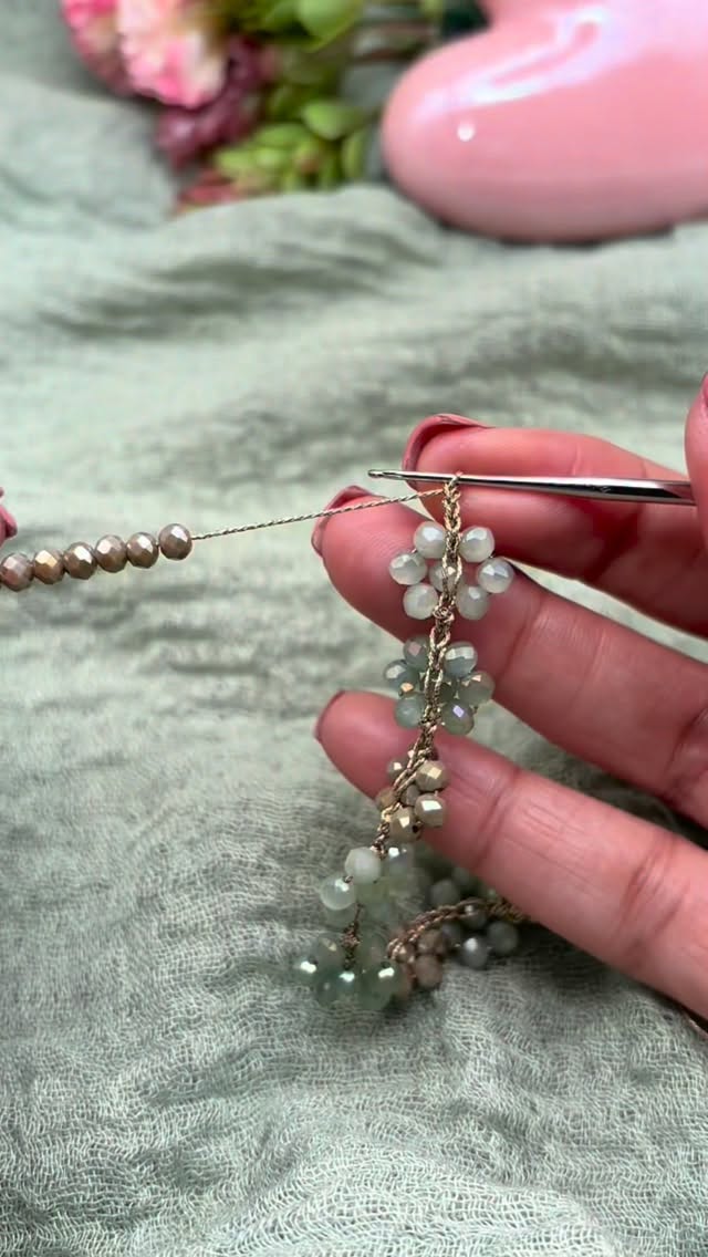 Ecco i passaggi fondamentali per fare un 🌸 ad uncinetto
▶️ Far scorrere verso il lavoro 6 cristalli e fare 1 catenella che li contenga tutti
▶️ Adesso fare 1 catenella con perlina
▶️ Posizionare la catenella con perlina al centro del cerchio di cristalli
▶️ Entrare nel cerchio di cristalli, prendere il filo e fare 1 maglia bassissima
Avrete realizzato il vostro primo fiorellino 🌸 e adesso non vi resta che realizzarne all'infinito ❤️🌸🌸🌸🌸🌸🌸🌸🌸🌸🌸🌸🌸🌸🌸🌸🌸🌸🌸🌸🌸🌸🌸🌸🌸🌸🌸🌸❤️
Potrete realizzarli con tutte le misure di cristalli e filati @filieforme
#crochet #uncinetto #crochetbijoux #tonbonbijoux #filieforme