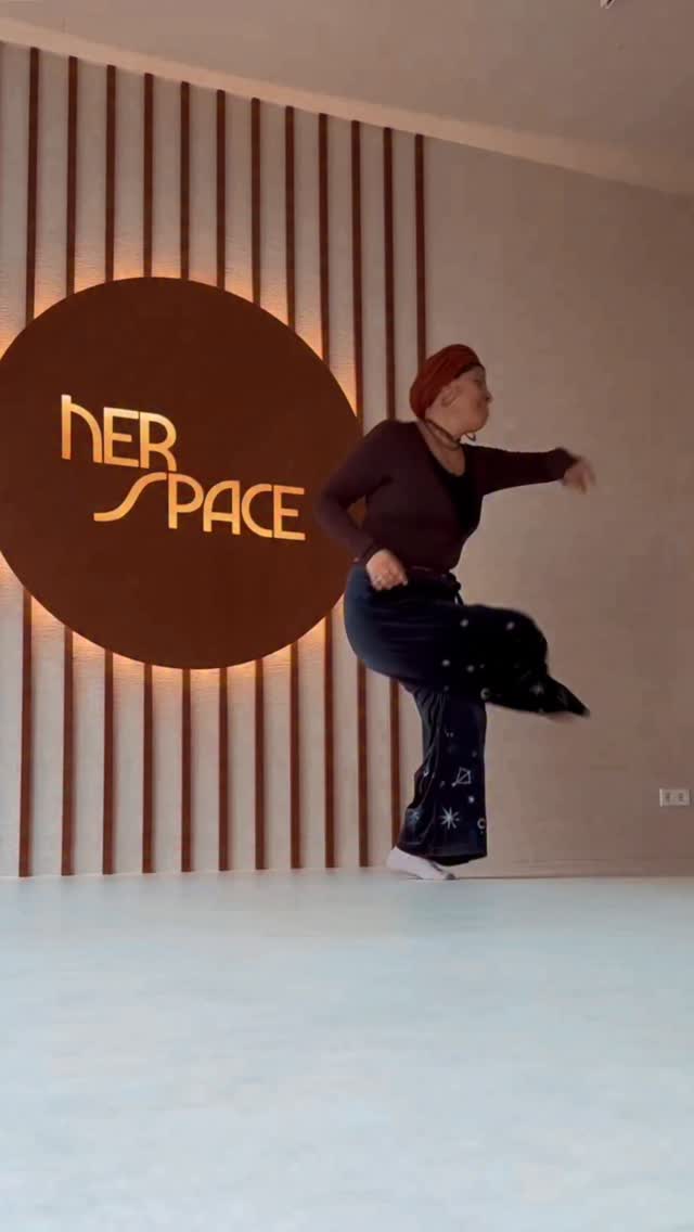 ✨From ballet shoes to dancing my truth✨
I started ballet at 7y with @noemi___z 🤎. Later, she introduced me to hip hop, definitely more my jam. I’m grateful I had such a patient, supportive teacher, even though I never made it to the jazz classes you always wanted me to go to. 🫶😅
Because I was different as a child, I was often bullied for my body, my spirit, my way of being. But in my room, with headphones on, singing, writing songs, and dancing across the living room, I found my safe space… my way to express, release, and feel joy.
@judith_seibert & Pino 🐶 introduced me to house dance. Those classes opened a whole new world of rhythm, energy, and freedom.
After Musical school followed long club nights with downtempo, mnml techno, psytrance, and ecstatic dance. I learned that dance isn’t just choreography, performance, or steps; it’s a language, a way to feel, remember, and connect. For the past 8 years, my movement has become more natural, freer, softer, more feminine: circular, cyclical, embodied.
In my Female Movement class @herspace.munich in Pasing , every Wednesday at 7pm, I share this passion with you. This class isn’t about performance. It’s about your body, your story, your emotions, your expression, and your freedom. On my first day teaching this new class, I found my tiny ballet shoes next to my brother’s football shoes. They fit in one hand (watch till the end to see). 🥹 I cried a little and remembered how far I’ve come.
Thank you for coming, moving, and exploring your flow with me 🤍✨
Deep appreciation to you, dear @britta_degenkolbe for your endless support, and to the whole Herspace family ❤️🔥 for creating and holding space for us women 🌸🕯️💫
•
•
#femalemovement #flowmovement #soundhealing #mayudelavida #manamovement