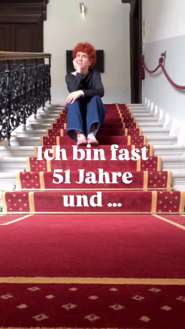🥳 Fast 51.
Und ja — ich rolle mir den roten Teppich selbst aus.
Nicht, weil ich mich so wichtig nehme.
Sondern weil ich endlich verstanden habe:
Wenn ich mich nicht priorisiere, tut es niemand.
Perimenopause. Menopause.
Diese Zeit ist kein „Augen zu und durch“.
Sie ist eher ein großes, leuchtendes „Jetzt erst recht!“🫶
🧡 Jetzt dürfen wir uns ernst nehmen.
🩷 Jetzt dürfen wir Pausen machen, wenn wir sie brauchen.
🧡 Jetzt dürfen wir unsere Bedürfnisse nicht mehr runterregeln wie einen alten Radioknopf.
Und vor allem:
🫶Jetzt ist der Moment, uns selbst die beste und liebste Freundin zu sein.
Die, die sagt: „Komm, ich pass auf dich auf.“
Roter Teppich heißt nicht Drama.
Roter Teppich heißt:
Ich bin mir wichtig. Punkt.
Und jetzt ehrlich:
👉Wofür rollst du dir gerade deinen roten Teppich aus?
#glitzernstattschwitzen #menomio #wechseljahre #perimenopause #wowstattwäh