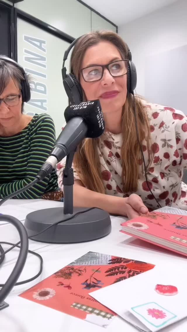 Tan a gusto, hace unos días, en @jucalradio hablando de #MientrasFlorece con @alexlokha. 🌸🌸🌸
#poemario #MientrasFlorwce #AlmuBree