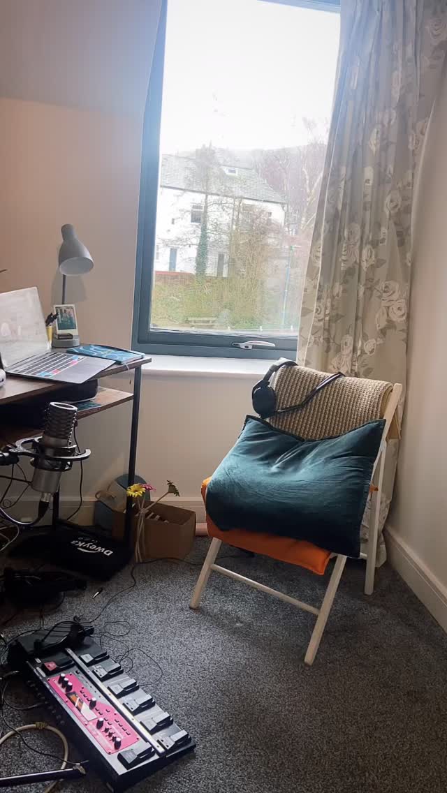 Busy prepping for my next live loop pedal gig…
It’s been a while! 🎻
Here I am playing the cello faster than I ever have before 😉
If you’d like to see this live in action (probably without the slippers) come to the @sheffieldartsstudio concert on 28th Feb! We’re also going to be looping my cello to accompany a beautiful choir 🎶
An exciting collab with my wonderful friend @gavin_usher_schofield 🎉
#loop #choir #cello #concert livemusic