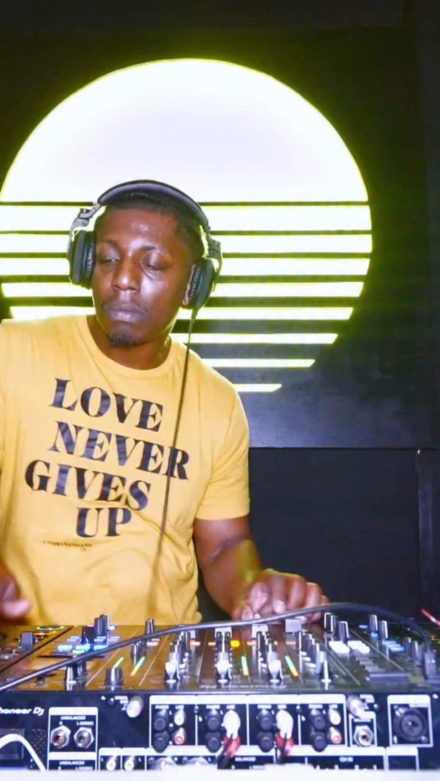 Love never gives up! 🫶🏾 Happy Friday yall! Enjoy my new Afrobeats mix on YouTube click link in bio 🎧
#djmarkyg #superstardj