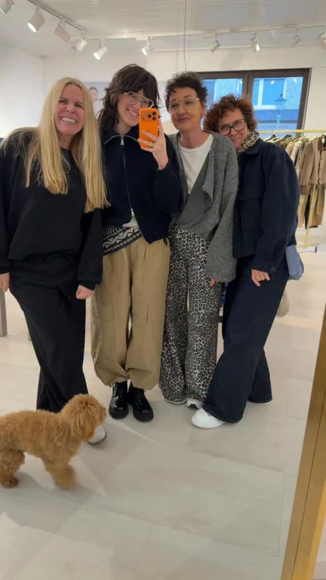 Gestern hat das Freudenhaus Team aus Solingen unseren Showroom komplett übernommen. 🖤
Mit voller Energie, ganz viel Freude und richtig viel Spaß wurde die Kollektion von Sofie Schnoor & Studio Amaya und Yasu for Beanie-Lovers Herbst 2026 geordert und wie man sieht: die Outfits sprechen doch einfach für sich. 💃
Danke von Herzen liebe Petra, liebe Joana, liebe Katja für eure Zeit, eure Energie und das süße Geburtstagsgeschenk: ich habe mich riesig gefreut 🎁
Die Orderrunde läuft noch bis 20. Februar 2026 bei uns im Showroom in Düsseldorf oder ganz entspannt via FaceTime für eure Lieblingslooks 📲
Liebste Grüße,
Eure Carmen
_____________
Willkommen bei Carmen Fischer Agents,
Wir sind eure Vertriebsagentur für Mode, Schmuck, Accessoires und Schuhe, mitten im wunderschönen Lorettoviertel von Düsseldorf.
In unserem Showroom treffen Trends auf angesagte Styles. Hier präsentieren wir die neuesten Fashion-Kollektionen, trendigen Schmuck und inspirierende Marken.
Unser Fokus liegt darauf, innovative Labels mit Händlern und Einkäufern zu vernetzen und spannende Kollektionen erlebbar zu machen.
📍 Standort: Düsseldorf
👗 Kategorien: Fashion, Schmuck, Accessoires, Schuhe
🤝 Ansprechpartner: Händler & Einkäufer
Entdeckt mit uns die aktuellsten Modetrends und besonderen Highlights. Meldet euch gerne für weitere Infos oder bucht euren Termin direkt mit dem Link in unserer Bio.
_____________
#modeagentur #carmenfischeragents
