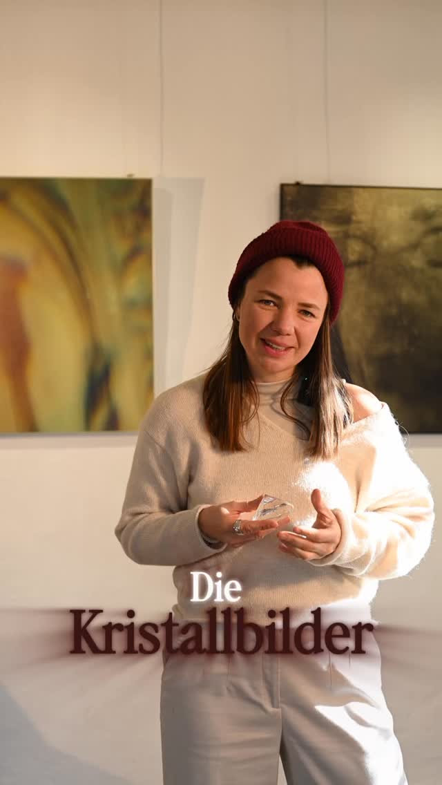 Kristallbilder
Jedes dieser Bilder ist entstanden aus einem Gefühl –
nicht aus einer Technik.
Sie erzählen meine Geschichte.
Aber manchmal flüstern sie dir deine eigene zu.
Denn Kunst lebt.
Sie verändert sich, je nachdem, wer sie betrachtet.
Die Worte, die dazugehören, kamen wie von selbst.
Manche nennen sie Gedichte.
Ich nenne sie Botschaften.
Wenn du dich von einem Bild angesprochen fühlst –
dann hör ruhig hin.
📩 Ich teile gerne mehr zur limitierten Auflage
und welches Kristallbild vielleicht deins ist.