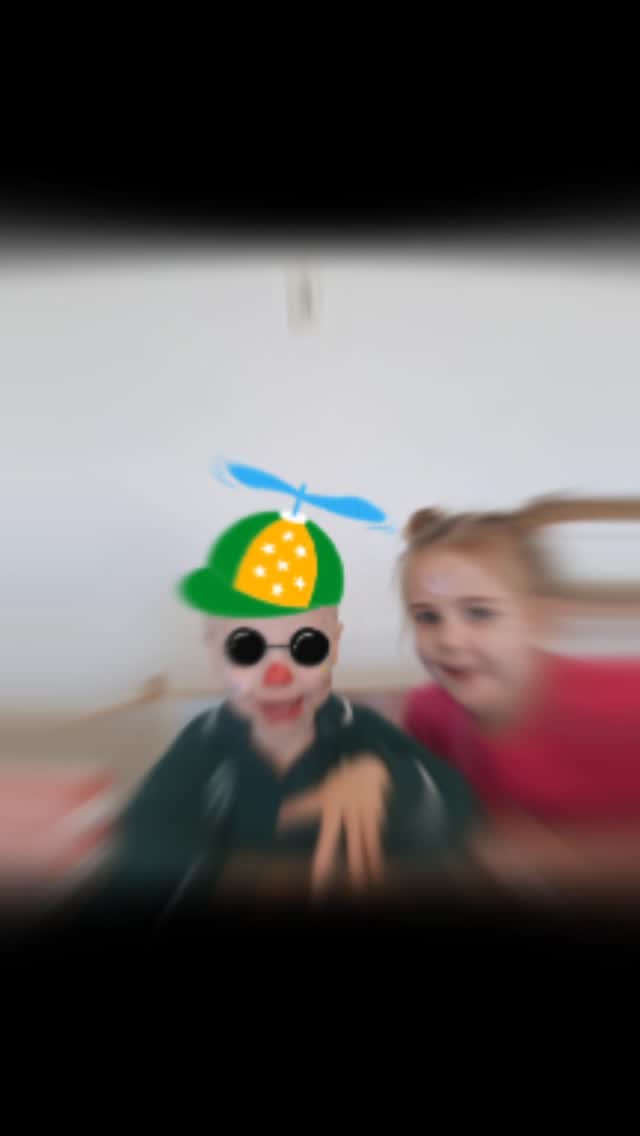 Schmick/verkleeddag 1 🔴🟡🟢 en als we dan de selfie stand van de juf mogen gebruiken als spiegel krijg je deze leuke foto's 🤩🥰