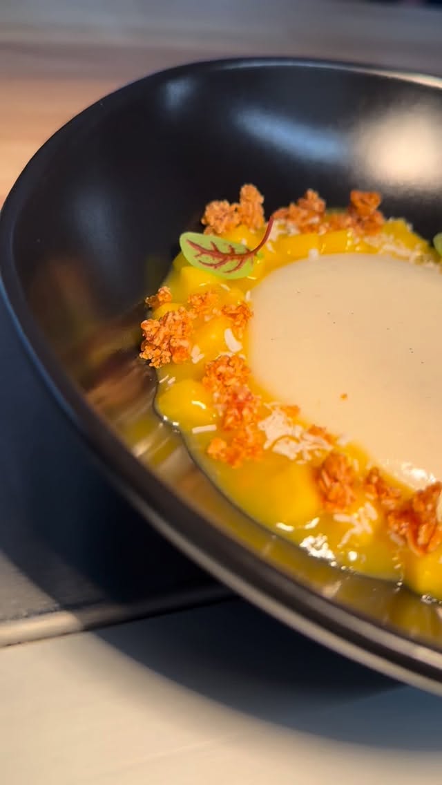 ☀️ Un rayon de soleil dans l’assiette en plein hiver ☀️ !
🥥 Le dessert vedette de ce mois de froid/février : Blanc-manger coco, mangue fraîche et amandes caramélisées
Un dessert tout en équilibre, entre la douceur de la coco, l’exotisme de la mangue et le croquant délicat des amandes.
Une création légère et raffinée, actuellement proposée dans nos plateaux repas, pensée pour conclure le repas sur une note fraîche et gourmande. 😛
🍳Merci à @fissler_france pour le matériel de qualité qui nous accompagne désormais au quotidien, & ici on utilise le pot à lait Sveto.
👉 Quand la légèreté rencontre la gourmandise… vous validez ?
Perso, on aime bien aussi le clafoutis poire & chocolat… On a dit 5 fruits & légumes par jour non? 🍐
#DessertMaison #FoodReels #FaitMaison #TraiteurGastronomique PlateauRepas