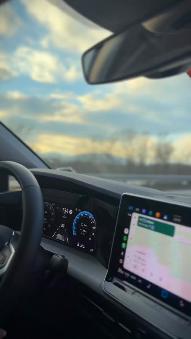 Du musst nicht erst zusammenbrechen,
um etwas zu verändern ✨.
Viele Frauen spüren sehr klar,
wo sie sich übergehen –
im Körper, im Job, im Leben.
Und bleiben trotzdem.
Nicht aus Schwäche.
Einfach aus Gewohnheit.
Der Wendepunkt beginnt dort,
wo wir uns selbst wieder zuhören.
🤍