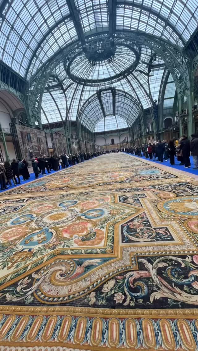 ✨L’expo de la semaine Exceptionnelle! Beauté et démesure 4300m2 de tapis!
🤩Le trésor retrouvé de Louis XIV
Aujourd’hui, pour la première fois depuis plus de 350 ans, une trentaine des tapis monumentaux commandés par Louis XIV à Charles Le Brun pour la Grande Galerie du Louvre sont exposés au Grand Palais. Ces tapis, tissés entre 1668 et 1688 à la Manufacture de la Savonnerie, n’ont jamais été installés dans leur destination originelle car Louis XIV a orienté son attention vers Versailles et a cessé de faire du Louvre sa résidence principale, si bien que le projet royal d’origine n’a pas abouti dans la galerie prévue, dont 33 complets, conservés par les Manufactures nationales.
L’exposition présente aussi le cycle de tapisseries de L’Histoire du Roy, conçu par Charles Le Brun, qui illustre les premiers événements du règne de Louis XIV, son couronnement, son mariage à Saint-Jean-Luz etc.
🔥Cette œuvre est un exemple de réalisation monumentale qui n’a finalement jamais été installée, mais qui a pourtant fait rayonner nos artistes et leur savoir-faire. Aujourd’hui, il nous reste à la fois les tapisseries et Versailles !
#manufacturesnationales #louisxiv #roisoleil #tapisseries #mobiliernational