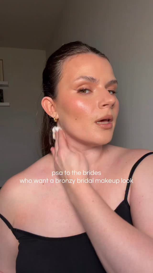 when you want a bronzed bridal makeup for your wedding day, you should get a spraytan…
because we need to match the face to the body and the bronzyness needs to come back somewhere...
You can rock your pale girl skin and I adjust the tones to your skintone or you can be tan (real or spraytan) and rock a super bronzed makeup, you can’t really have both at the same time.
Are you going for a spraytan on your wedding day?
I love both and depending on what you choose I’ll make you look like the best version of yourself 🤍
2026 is 80% booked out so if you want to get your dream bridal look, enquire now via my website or send@e a dm so we can talk about it 🤎
•
•
•
•
•
•
#bridalmakeup #bridalmakeuptip #bronzybridalmakeup #bronzedbridalmakeup #belgianmakeupartist