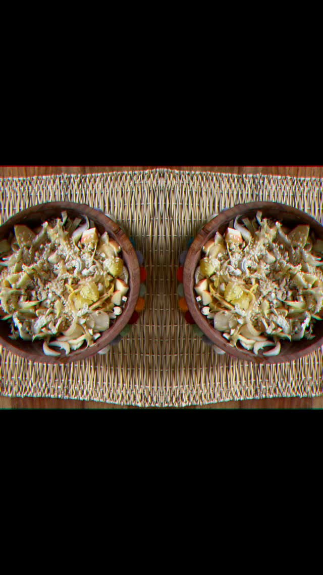 petite recette du jour végétarienne et végan pour mon déjeuner salade d'endives émincées.
Ingrédients :
-1 belle endive coupée en petits bouts qui contient de la vitamine B9 et potassium . Elle favorise l'élimination rénale , équilibrant la tension artérielle et aide au transit !
-une petite pomme bio coupée en petit bouts.La pomme est riche en fibres , régule les transits paresseux .
-des graines de sésame, protéines, végétales et source de calcium,
Les graines sont riches en nutriments : potassium , magnésium, calcium , fer, cuivre et zinc .
-un filet d'huile d'olive et un tout petit peu de soja salé bio.
J'ai accompagné cette salade par trois tartines de pain, grillées à l'épeautre sur lequel je me suis fait un caviar d'aubergine…
#recettefacile #recettedujour #recette #recettevegetarienne #recettevegane #tecettesaine