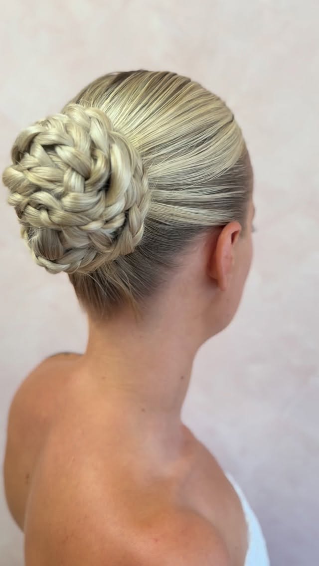 Sleek but textured 👌
#bridalhair #bridetobe #bridalbeauty #hairgoals #sleek