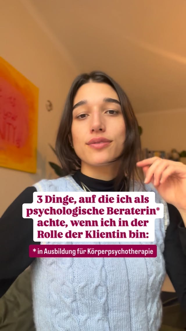 Nicht jede Begleitperson & Therapeutin ist die richtige für dich. Darauf kommt es für mich an:
1. Dass der Ansatz mit meinem Menschenbild und meinen Werten übereinstimmt, sonst werde ich langfristig gegen meine Überzeugungen & mein System arbeiten.
2. Dass ich mit der Person resoniere. Der Vibe stimmt.
Ich fühle mich angesprochen, bestärkt und habe Lust, mit ihr eine Beziehung aufzubauen.
3. Ich fühle ich mich eingeladen und sicher genug meine eigenen Muster im Kontakt wahrzunehmen.
Wenn ich beginne zu idealisieren,
mich anzupassen
oder innerlich in Distanz zu gehen
habe ich das Gefühl, ich darf das ansprechen?
Kann ich sagen:
„Ich merke, hier werde ich gerade klein.“
Oder:
„Ich habe Angst, dich zu enttäuschen.“
Eine tragfähige Begleitung lädt genau dazu ein.
Nicht zur Perfektion. Sondern zur Realität.
Sie hält es aus, dass ich meine Projektionen erkenne
und sie in Beziehung bringe.
Für mich ist das ein Zeichen von echter Beziehungsfähigkeit.
•••
Videos wie diese dienen der Unterhaltung und ersetzen keine Begleitung. Sie dienen nicht als professioneller Rat und gehen ebenso nicht auf die Feinheiten psychischer & emotionaler Gesundheit ein (weil sie dafür viel zu individuell ist!).
🍯 schreib mir, wenn du Interesse an einer Begleitung hast
🍯 hol dir einen Selfstudy Workshop auf meiner Website
🍯 komm zu meinem VHS Workshop in Markkleeberg am 21. März
🍭 stay tuned für meinen neuen Minikurs
www.auroraprema.de
auroraprema@gmail.com