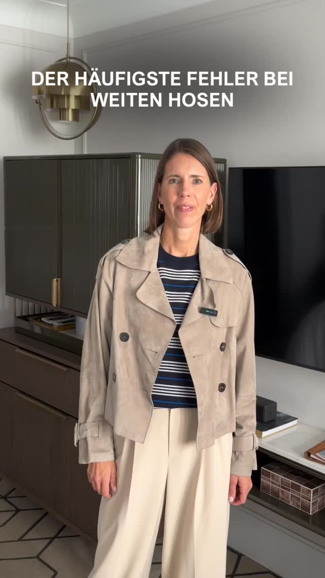 Der häufigste Fehler bei weiten Hosen?
👉 Der Fokus liegt nur auf der Hose — und nicht auf der Balance im Look.
Weite Hosen brauchen ein Gegengewicht:
eine definierte Taille, klare Proportionen oder ein ruhigeres Oberteil.
Sonst wirkt der Look schnell „verloren“ statt lässig.
Weite Hosen können unglaublich stilvoll sein —
wenn die Silhouette bewusst gestaltet ist.
Welche Herausforderung habt ihr mit weiten Hosen? ✨