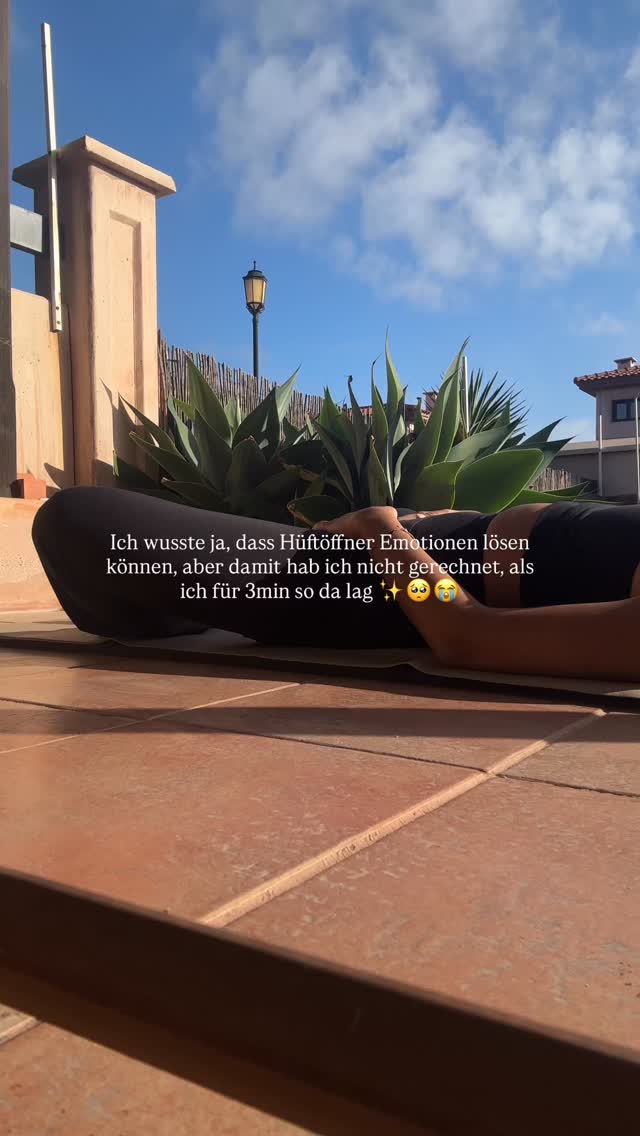 Ich bin einfach plötzlich in Tränen ausgebrochen, obwohl ich dachte schon all meine „Themen“ gelöst zu haben, obwohl ich schon so oft Hüftöffner geübt habe.
Und das ist das faszinierende an Yoga und unserem Körper. Er speichert so vieles. Nicht nur in den Hüften. Überall. Und wenn es Zeit ist, und man sich oft genug den Raum dazu gibt loszulassen, dann lässt der Körper all das los, was es Zeit ist, gehen zu lassen.
Das war so befreiend und intensiv. Ich konnte auch relativ genau spüren, was ich loslassen durfte. Und ich fühl mich sooooo viel freier jetzt. Wow ✨🥹🤍
Das Spannende an unseren Hüften – vor allem bei Frauen – ist, dass sie auf körperlicher, emotionaler und energetischer Ebene unglaublich viel speichern.
Anatomisch sind sie eng mit dem Beckenboden und dem Psoas (Hüftbeuger) verbunden – einem Muskel, der direkt auf Stress, Angst und Überforderung reagiert. In Situationen, in denen wir uns unsicher fühlen oder stark sein „müssen“, spannt er sich an, um uns zu schützen. Wird diese Spannung nicht gelöst, speichert der Körper sie im Gewebe.
Energetisch liegen die Hüften im Bereich des sakralen Zentrums – dem Zentrum für Emotionen, Weiblichkeit, Kreativität, Beziehungen und Genuss. Gerade bei Frauen sammeln sich hier oft unterdrückte Gefühle wie Traurigkeit, Wut, Scham, Angst oder alte emotionale Erfahrungen, die im Alltag keinen Raum hatten.
Hüftöffner wirken deshalb so viel tiefer als wir oft erwarten. Sie sprechen unser Nervensystem an und senden die Botschaft: Du bist sicher. Du darfst loslassen. Und manchmal zeigt sich dieses Loslassen nicht leise, sondern in Tränen – manchmal mit klarer Botschaft und manchmal auch ganz ohne konkreten Gedanken, ganz ohne Geschichte.
& darum ist es so wichtig, sich regelmäßig diesen Raum zu geben. Weil Loslassen kein einmaliger Prozess ist. Unser Körper arbeitet in Schichten. Jedes Mal, wenn wir weich werden und präsent bleiben, löst sich genau das, wofür wir in diesem Moment bereit sind.
#Hüften #hüftöffner #energie #weiblichkeit #loslassen Yoga healing Heilung Tränen