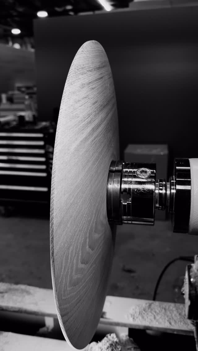 Nicht ganz so einfach zu drechseln. Nass gedrechselt mit 3 mm Wandstärke, 50 cm Durchmesser. Wenn man so drechselt, fühlt es sich an, als könnte es jeden Moment passieren, dass einem das Teil um die Ohren fliegt.
#woodturner #woodworking #handmade