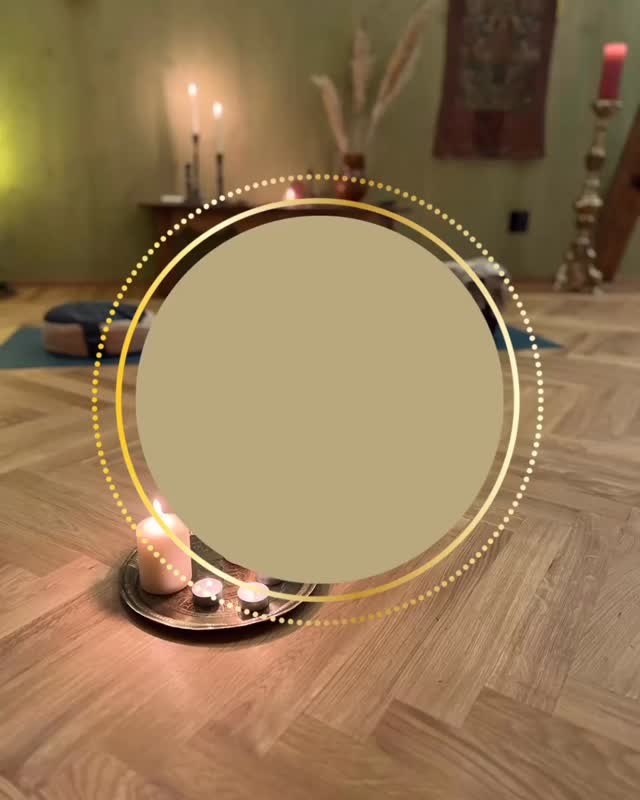 💫 Sonntag ist kein leeres Feld zwischen zwei Wochen. • Er ist ein Raum. • Ein Übergang.
• Ein leiser Spiegel.
💫 Vielleicht musst du heute nichts tun,
um ganz da zu sein.
💜 Sanfte Einladung:
Was zeigt sich, wenn du nichts festhältst? Ich wünsche dir eine wunderbaren Sonntag