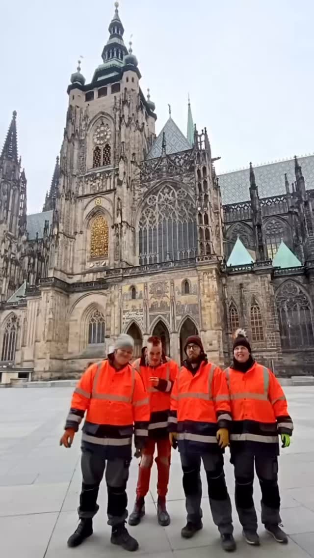 Pozdrav z Pražského hradu od naší úklidové party. 👋
Slunce nikde. 🌥️Úsměvy všude. 😊
S dobrou náladou jde práce vždycky lépe od ruky. 💛
#etincellecz #hendikepneniprekazka #socialnipodnik #uklidovaparta #prazskyhrad