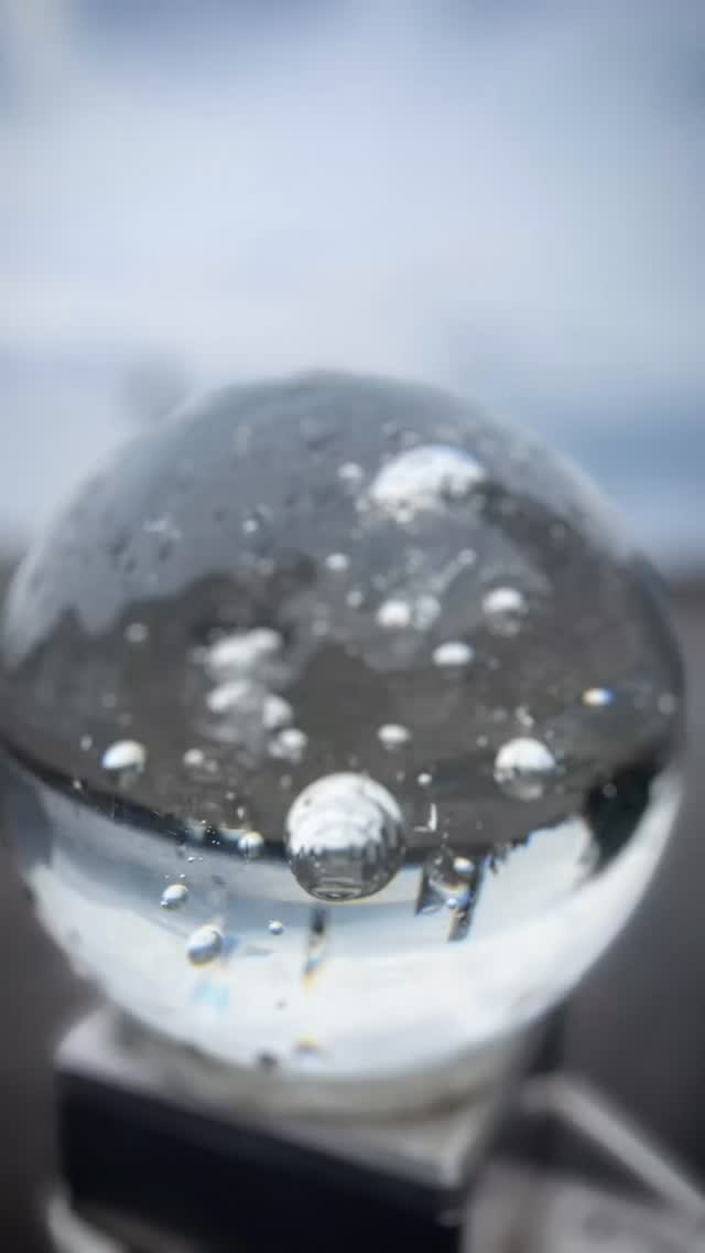 🔮 Was siehst du, wenn du einen Blick in die Zukunft wagst? Welche Gefühle tauchen auf?
💫 Für viele Menschen nach Trauma oder Verlust
ist die Zukunft kein weiter Horizont.
Sie ist unscharf. Vorsichtig.
Manchmal sogar beängstigend.
Nicht, weil du zu wenig Hoffnung hast –
sondern weil dein Nervensystem gelernt hat,
zu schützen.
💜 Heilung beginnt dort,
wo du nichts erzwingen musst.
Wo ein Atemzug reicht.
Wo Meditation dich zurück in deinen Körper holt.
Wo energetische Begleitung hält, ohne etwas von dir zu verlangen.
🌱 Du musst die Zukunft nicht sehen können.
Es reicht, wenn du heute einen Moment Sicherheit spürst.
Von hier aus
darf Neues entstehen. 🤍
🌬️ Ein Atemzug nach dem anderen ist bereits ein Weg. #ankerhalt #hoffnung #achtsamkeit #trauma #trauerbegleitungfürkinder