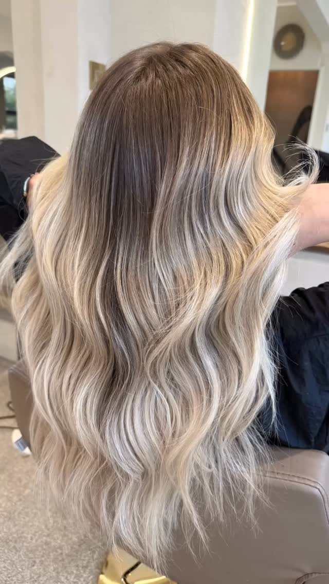 What more does a girl want on Valentines Day than to
love her hair? ♥️
#valentinesday #blonde #blondehair #blondespecialist #blondebalayage