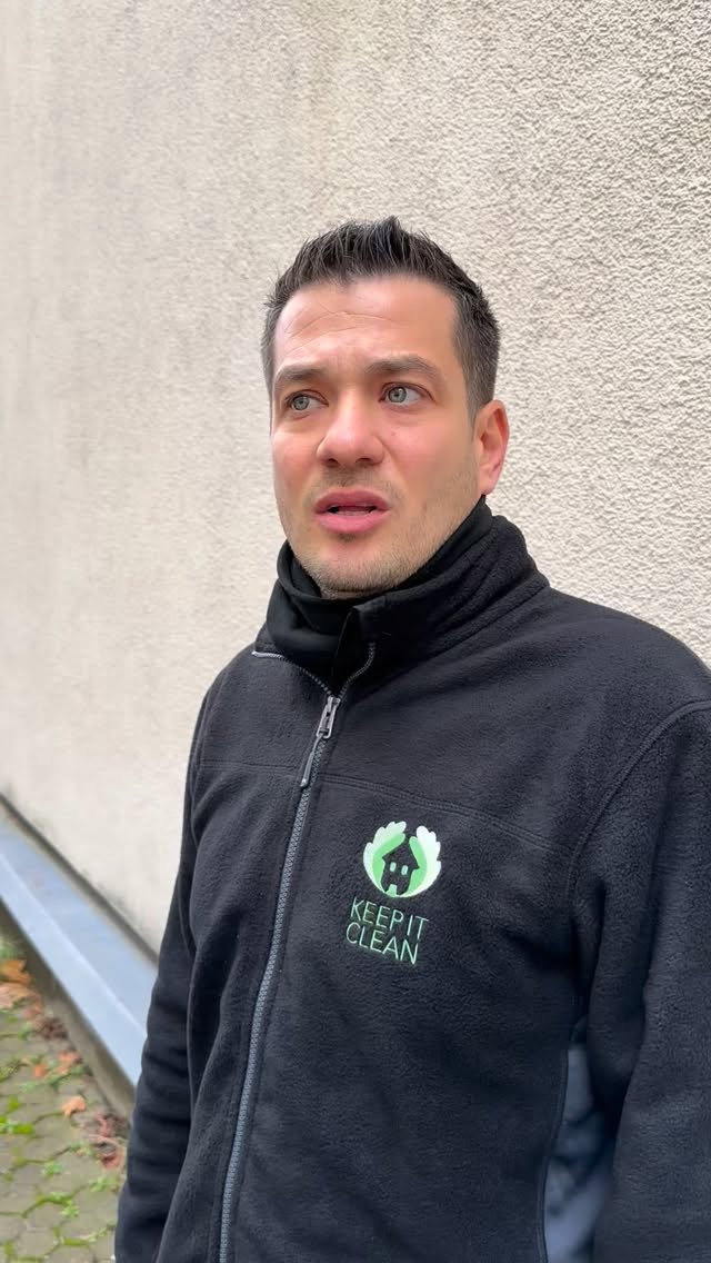 Erste Begehung in einem neuen Objekt.
Start der Zusammenarbeit mit einer Hausverwaltung, mit der wir uns direkt gut verstehen.
Ich verschaffe mir einen Überblick und bereite das Angebot vor – anschließend folgt eine gemeinsame Detailbegehung. #keepitclean #hausmeisterservice #gartenarbeit #immobilien #reinigung