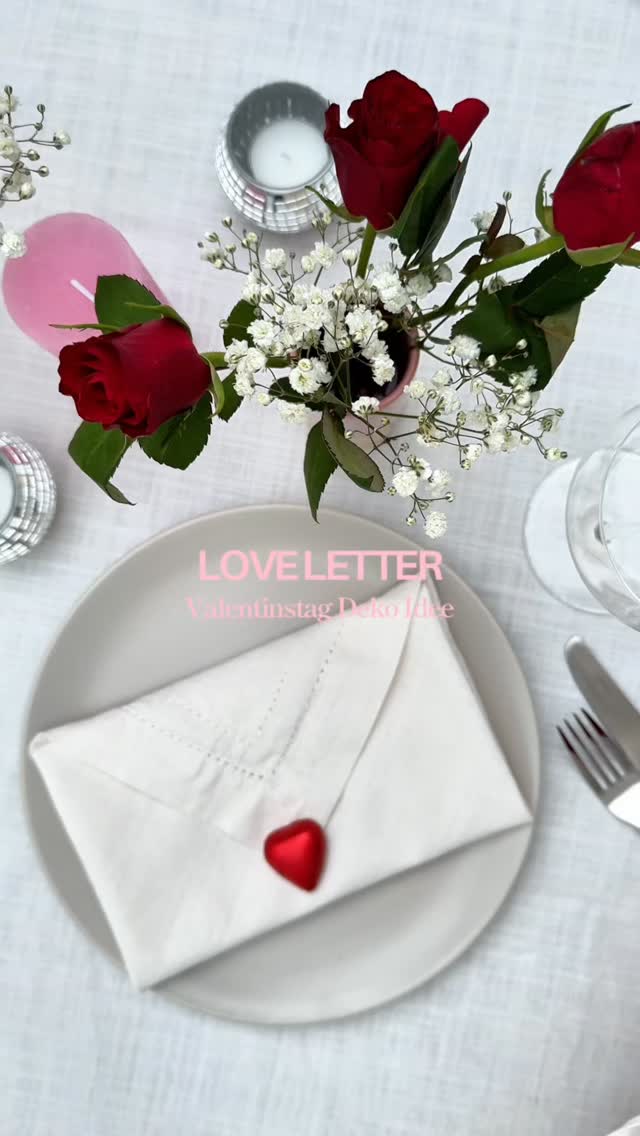 Wann hast du eigentlich deinen letzten Liebesbrief bekommen? Oder geschrieben? 💌
Manchmal braucht es gar nicht viel. Diese Servietten-Faltung ist eine super einfache Idee,
um deinem Valentinstags-Dinner oder einfach deinem gedeckten Tisch eine kleine, liebevolle Note zu geben.
Ein kleiner Liebesbrief, ganz ohne Worte. ❤️
Speicher dir die Idee ab und überrasch jemanden, der dir wichtig ist.