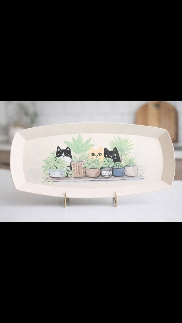 A cute little handmade Cat Platter :) I ❤️ painting! #handbuiltceramics #slabbuiltceramics #catsofinstagram #cats_of_instagram #cats_of_instagram