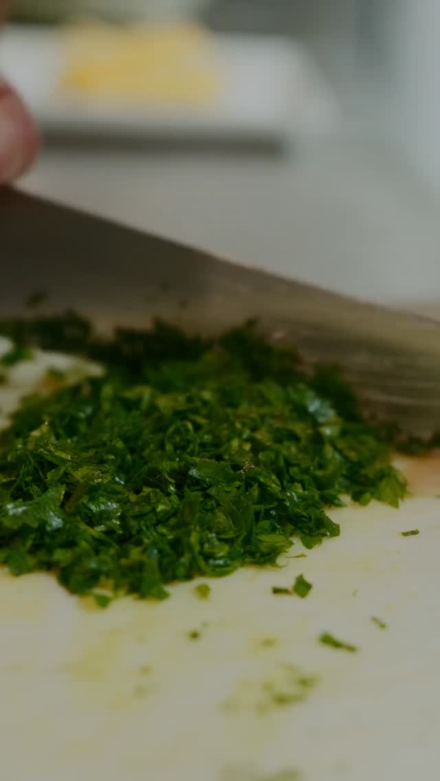 💐❤️ FEIR MOR I DAG – SØNDAG 8. FEBRUAR HOS CINQUE TERRE! 🇮🇹 ❤️I dag setter vi mamma i sentrum – akkurat slik hun fortjener.
Vi holder åpent 15:30–21:30, og feirer Morsdag med varme, smak og ekte italiensk stemning.
Alle mammaer får et lite gave fra hele Cinque Terre-teamet, og i tillegg 20 % rabatt på våre Spaghetti del Golfo 🍝✨
Fylt med tomatsaus, blåskjell, vongole, reker og kreps – en rett som smaker kjærlighet, hav og lange middager sammen.
Dette er dagen for å sitte litt lenger ved bordet, skåle litt ekstra og bare være sammen 💐🍷
Tagg mamma – eller den som er mamma i hjertet ditt – og kom innom oss i dag ❤️
𝐂𝐈𝐍𝐐𝐔𝐄 𝐓𝐄𝐑𝐑𝐄 - 𝐅𝐄𝐌 𝐁𝐘𝐄𝐑 - 𝐄𝐧 𝐯𝐞𝐫𝐝𝐞𝐧 𝐚𝐯 𝐬𝐦𝐚𝐤! 🇮🇹
𝐀̊𝐏𝐍𝐈𝐍𝐆𝐒𝐓𝐈𝐃𝐄𝐑
Mandag stengt
Tirsdag - Torsdag 15:30 - 21:30
Fredag - Lørdag 15:30 - 22:00
Søndag 15:30 - 21:30