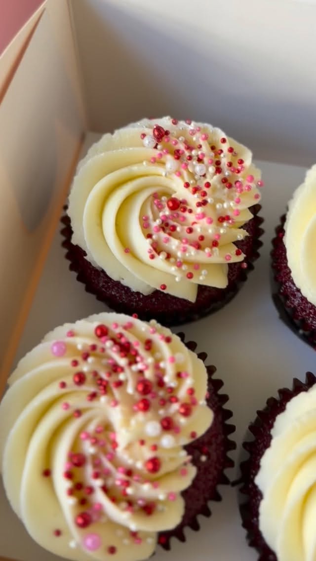 Who loves red velvet cupcakes with cream cheese frosting??๐๐พโโ๏ธโค๏ธ๐ง