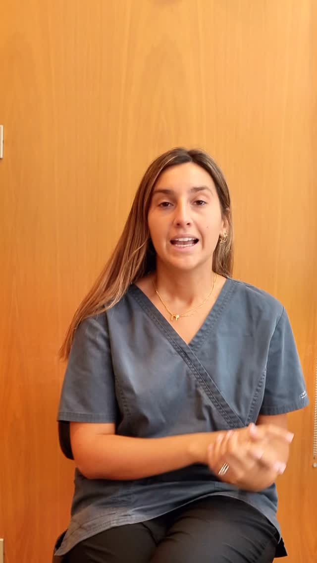 🦷 Puente o implante… ¿qué es mejor?
No hay una única respuesta válida para todo el mundo.
Todo depende de tu caso, tu salud bucal y tus necesidades.
👉 Implante dental
✔️ No toca los dientes vecinos
✔️ Sustituye raíz y diente
✔️ Opción más duradera
👉 Puente dental
✔️ Más rápido en algunos casos
✔️ Apoyado en dientes contiguos
✔️ Alternativa cuando el implante no es posible
Lo importante no es elegir “el mejor”, sino el más adecuado para ti.
💬 ¿Te habías planteado estas diferencias antes?
📩 Guarda este reel o compártelo con alguien que tenga esta duda.
#puentedental #implantes #saludbucal #ClínicaTresserra #clínicadental